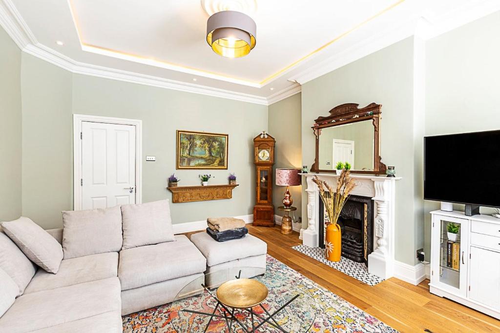 Ealing Common Apartment | Chic Garden Flat in Leafy Ealing