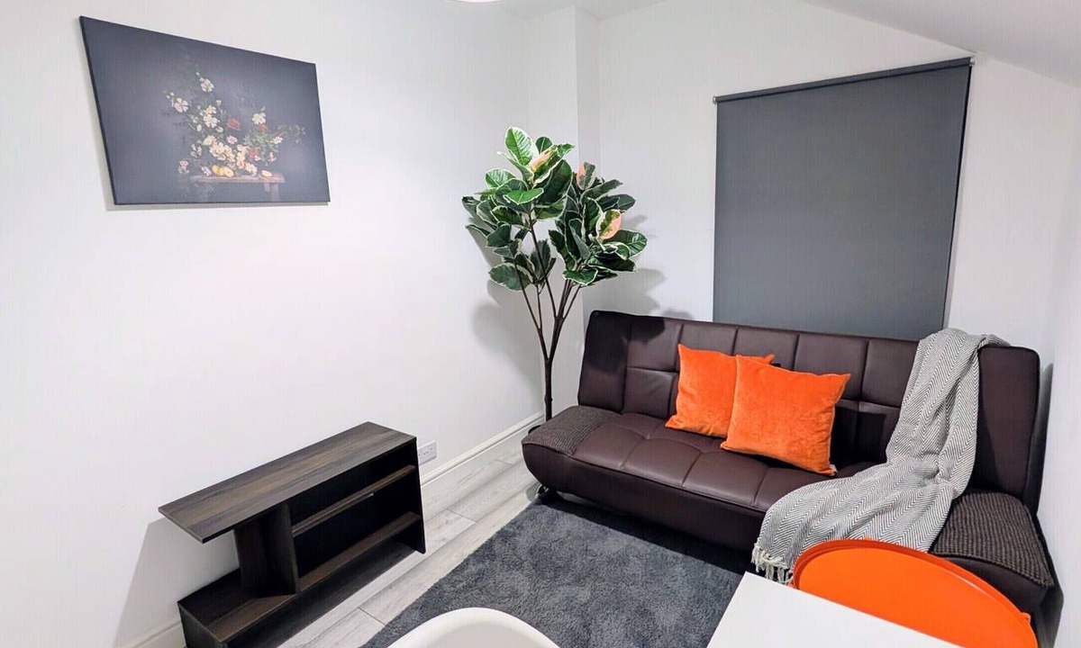 Wainscot Apartment | Chic Single En-suite-Parking Discount on long Stay
