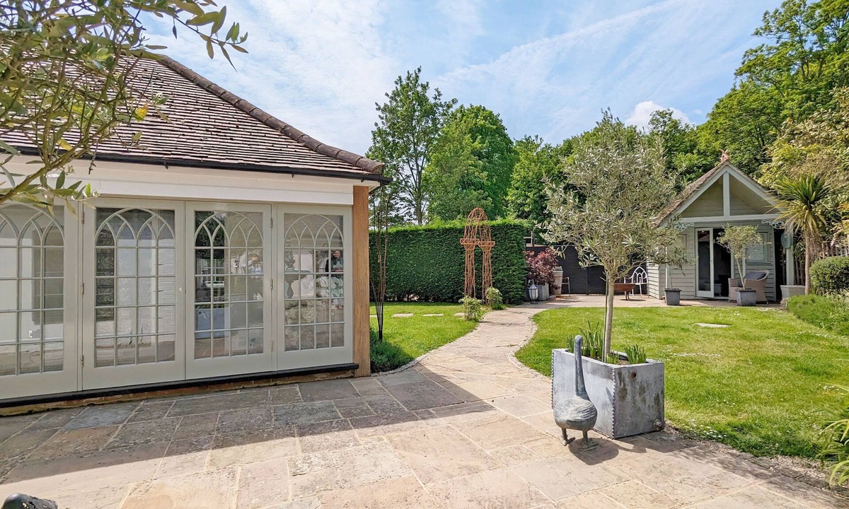 Funtington Cottage | Chichester Lodge - a cottage that sleeps 8 guests in 4 bedrooms