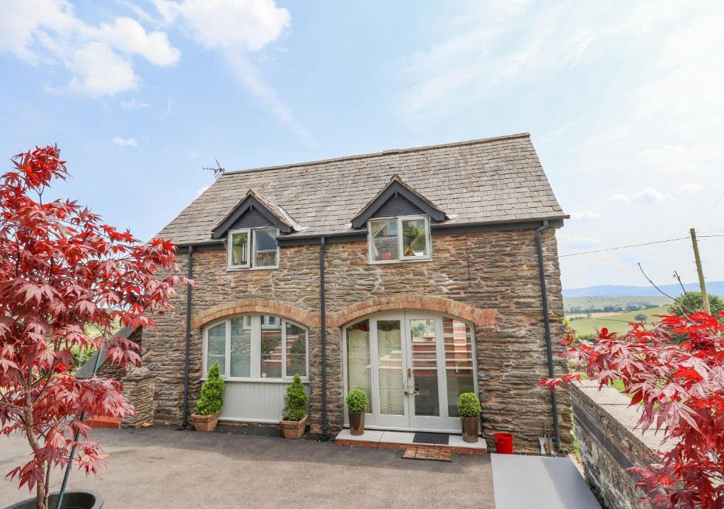 Clawdd-newydd House | Coach House