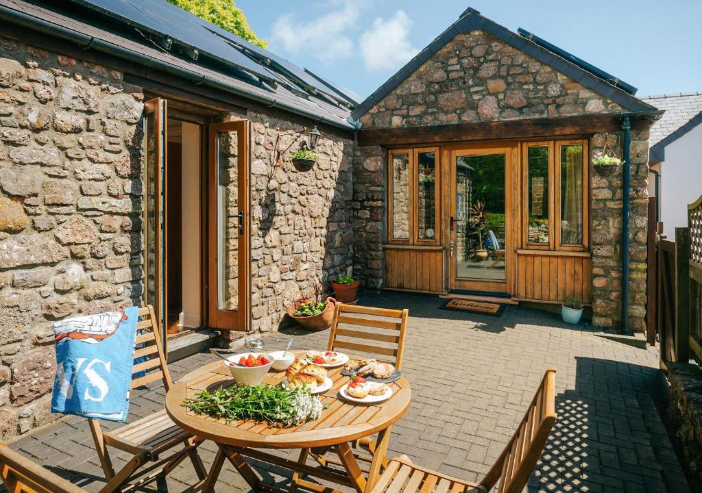 Crynant House | Cob Cottage