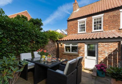 West Cliff House | Cobble Cottage