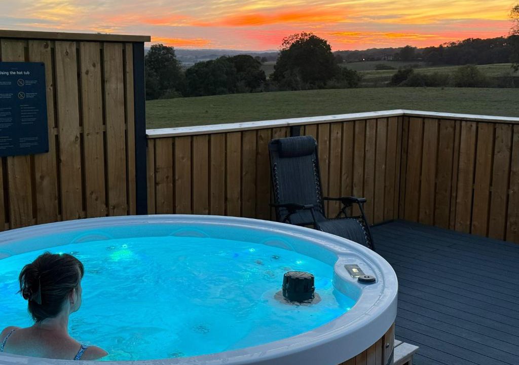 Stone in Oxney House | Coldharbour Loft with 'Hot Tub in the Sky'