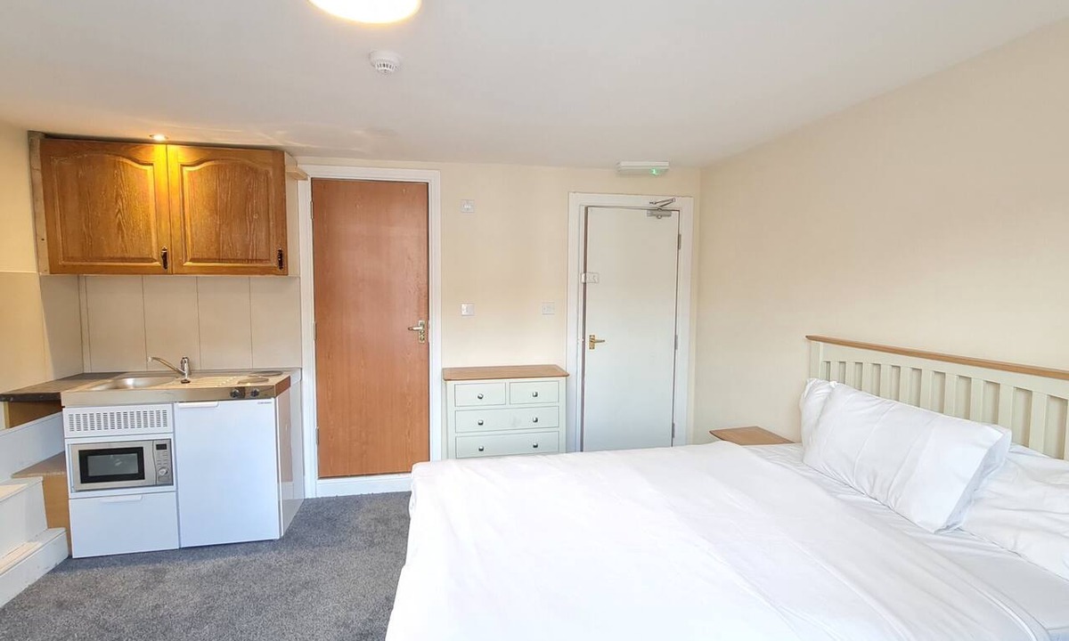 Ashford Apartment | comfort studio with private shower room