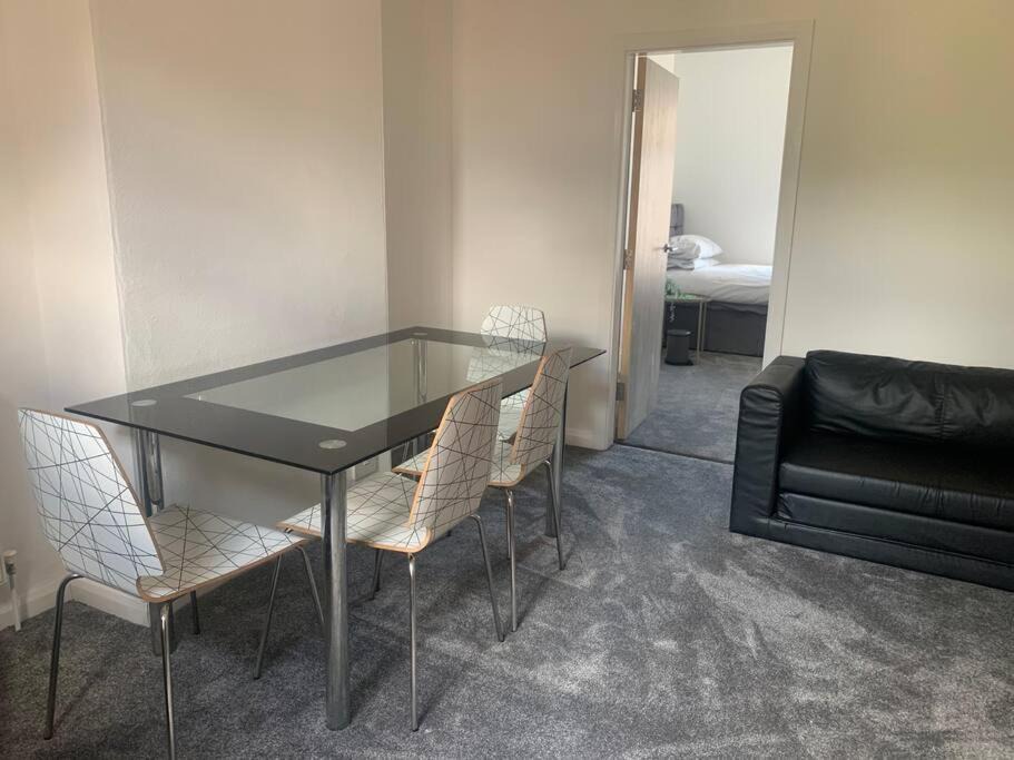 Erdington Apartment | Comfortable 2 bedroom Apartment 7 Minute Walk to Train Station