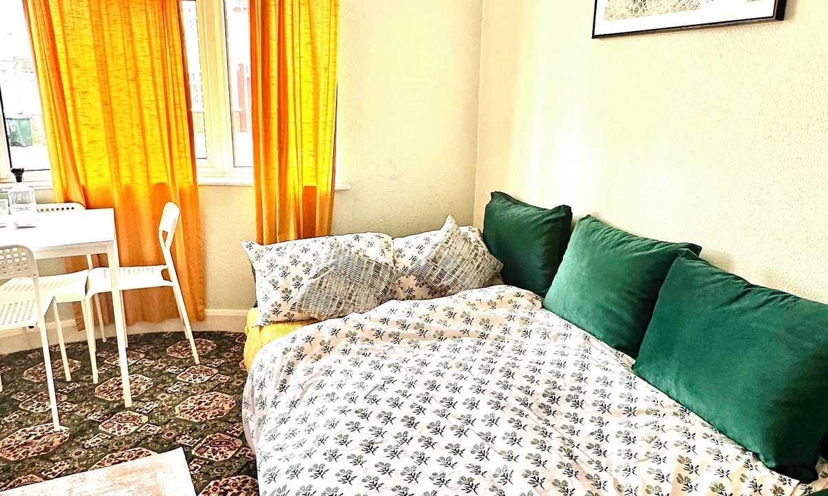 Coventry House | Comfortable 2-Bedroom Home in Coventry – Ideal for Short Stays