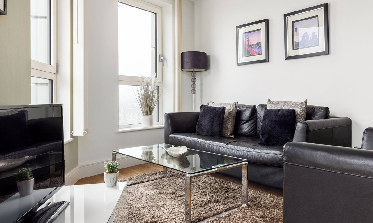 Highbury West Apartment | Comfortable 2BR Flat Beside Arsenal Stadium for 4