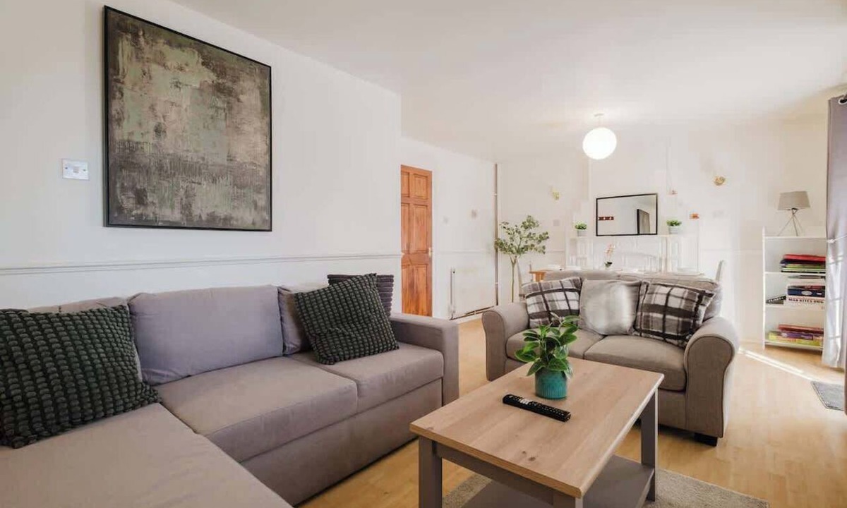 Wellingborough House | Comfortable 3 Bedroom Home Sleeps 5