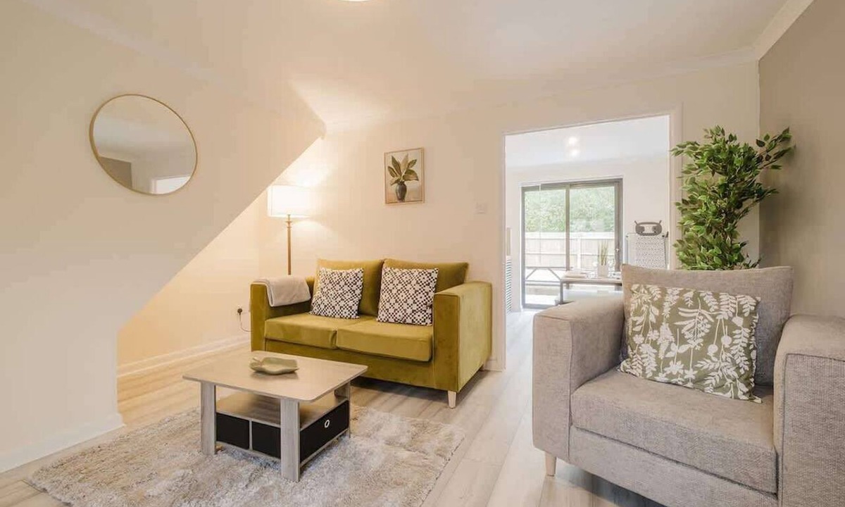 Bletchley House | Comfortable 3 Bedroom Home With Parking
