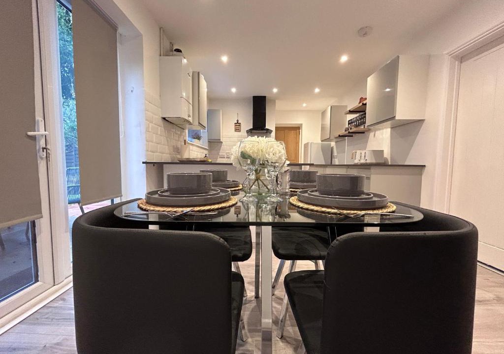 Stevenage Apartment | Comfortable 3 bed house in central location, Stevenage