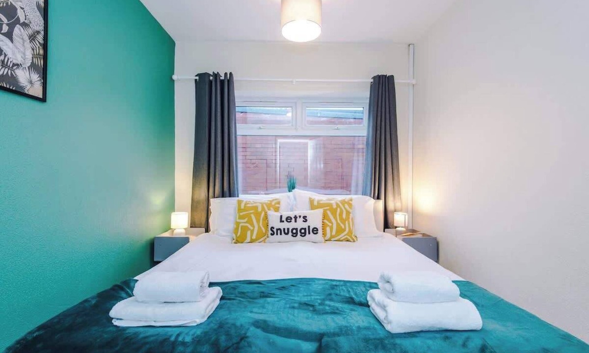Ewloe House | Comfortable 3BR Sleeps 6 | Contractor Stays