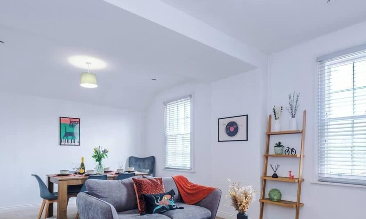 Hawarden Apartment | Comfortable 3BR Sleeps 6 | Contractor Stays