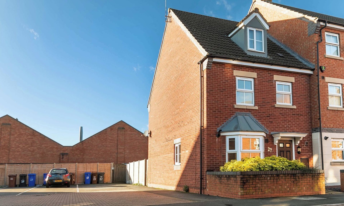 Long Eaton House | Comfortable 4 Bed Townhouse - Sleeps 9, Private Garden, Free Parking