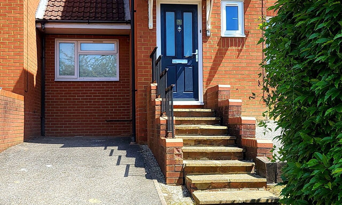 Milton Keynes House | Comfortable 4BR House -Families, Groups & Business