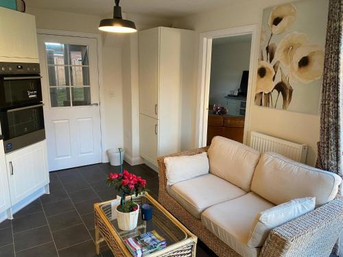 Grantham House | Comfortable 5 - Guest Abode - In Quiet Village