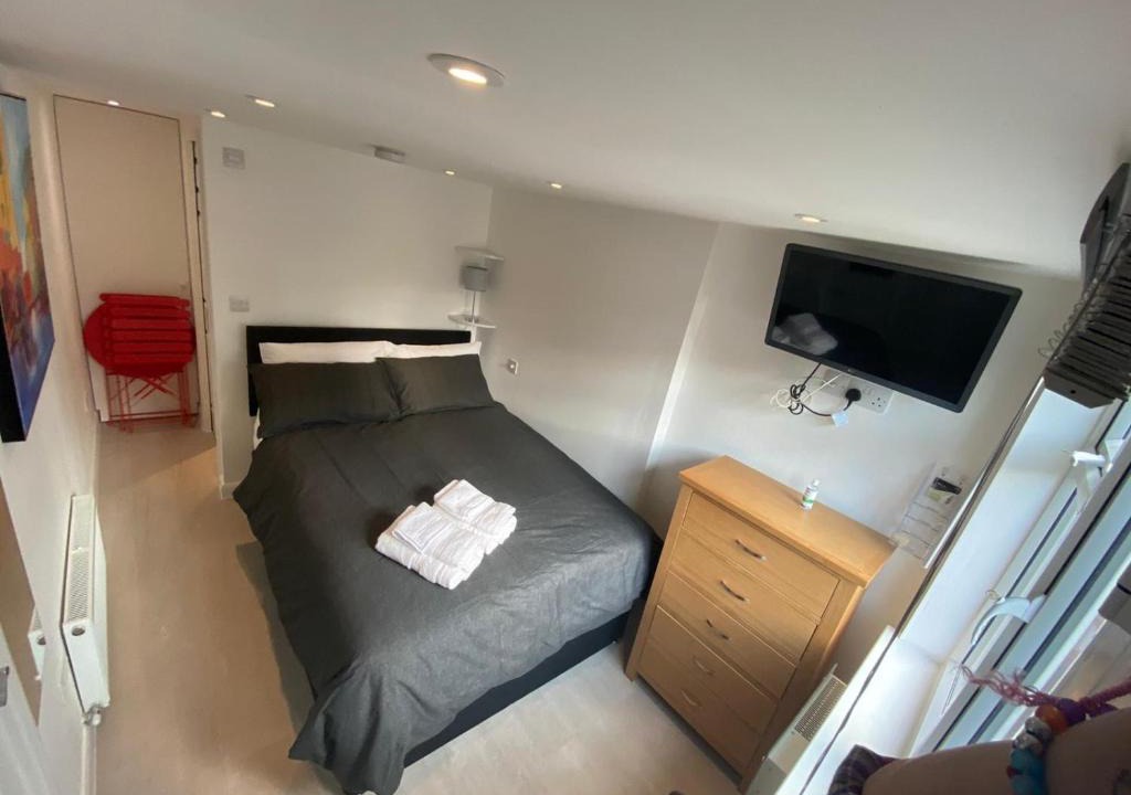 Cherry Hinton House | Comfortable cosy double ensuite room 'Karibu'