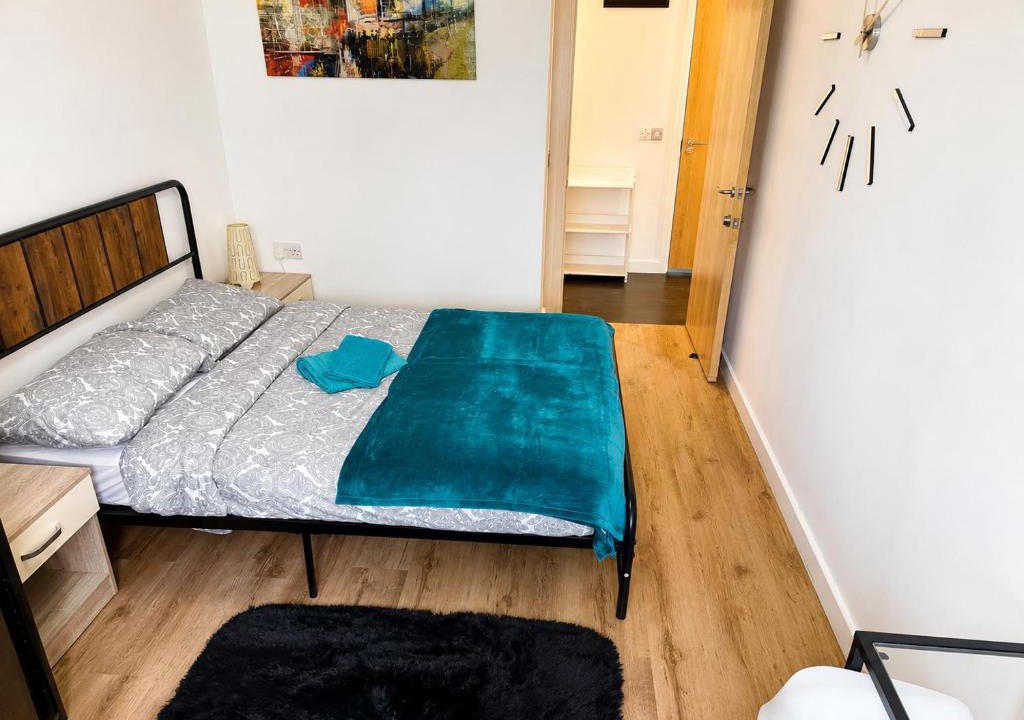 Beddington South House | Comfortable London Room Modern Well Equipped