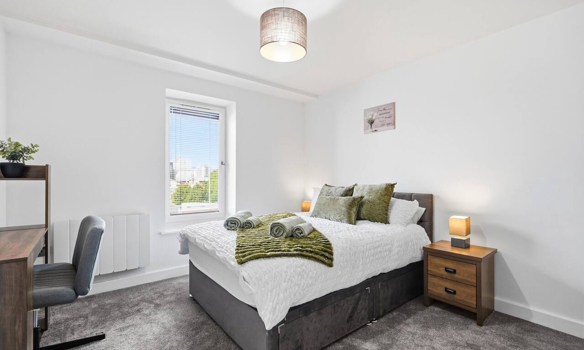 Coventry Apartment | Comfortable Stay | Fast Wi-Fi | Near Train Station | Sleeps 3