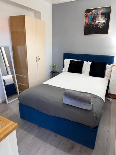 Basildon House | Comfortable Stay With Garden View Near Long Riding