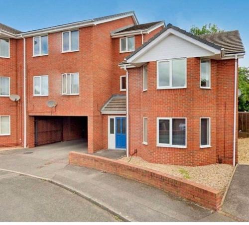 Cradley Apartment | Comfy 2-bedroom Flat with Private Parking