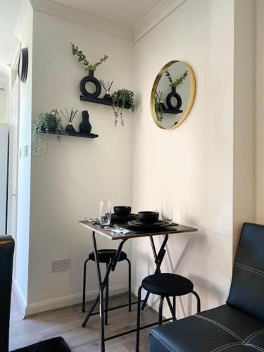 Baginton Apartment | Compact contemporary modern studio