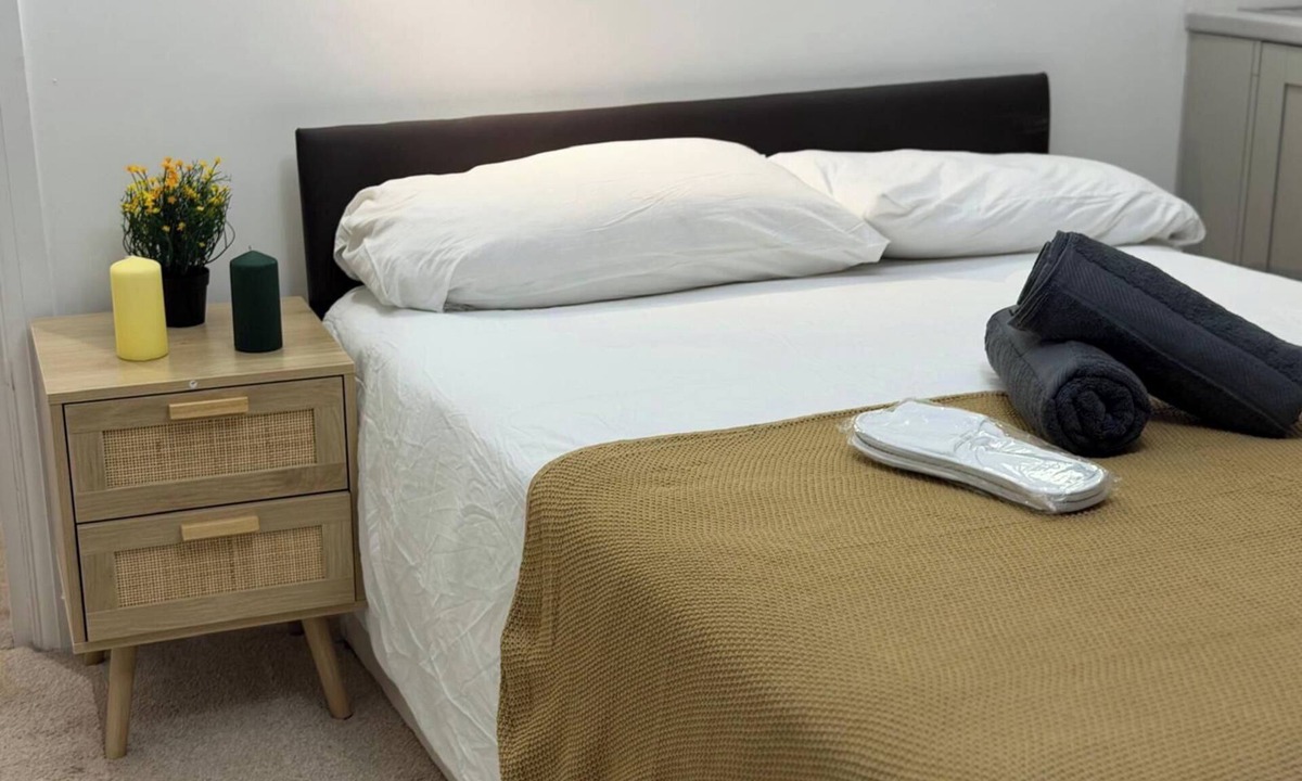 East Finchley Apartment | Compact Studio - Sleeps 2 - Parking