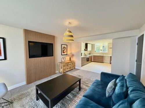 Worksop House | Contractor Accommodation Sleeps 7 - 4 Bathrooms - Parking For 3 Vans - Worksop
