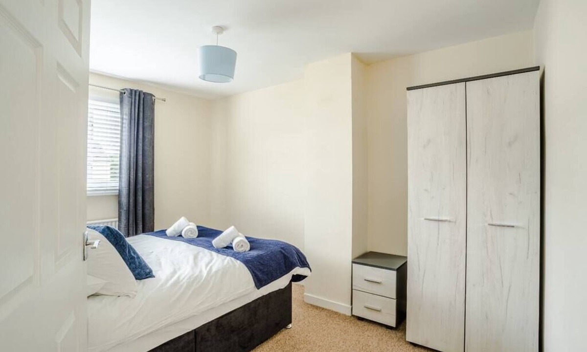 Pontlliw and Tircoed Apartment | Contractor Base Smart TVs Free Parking