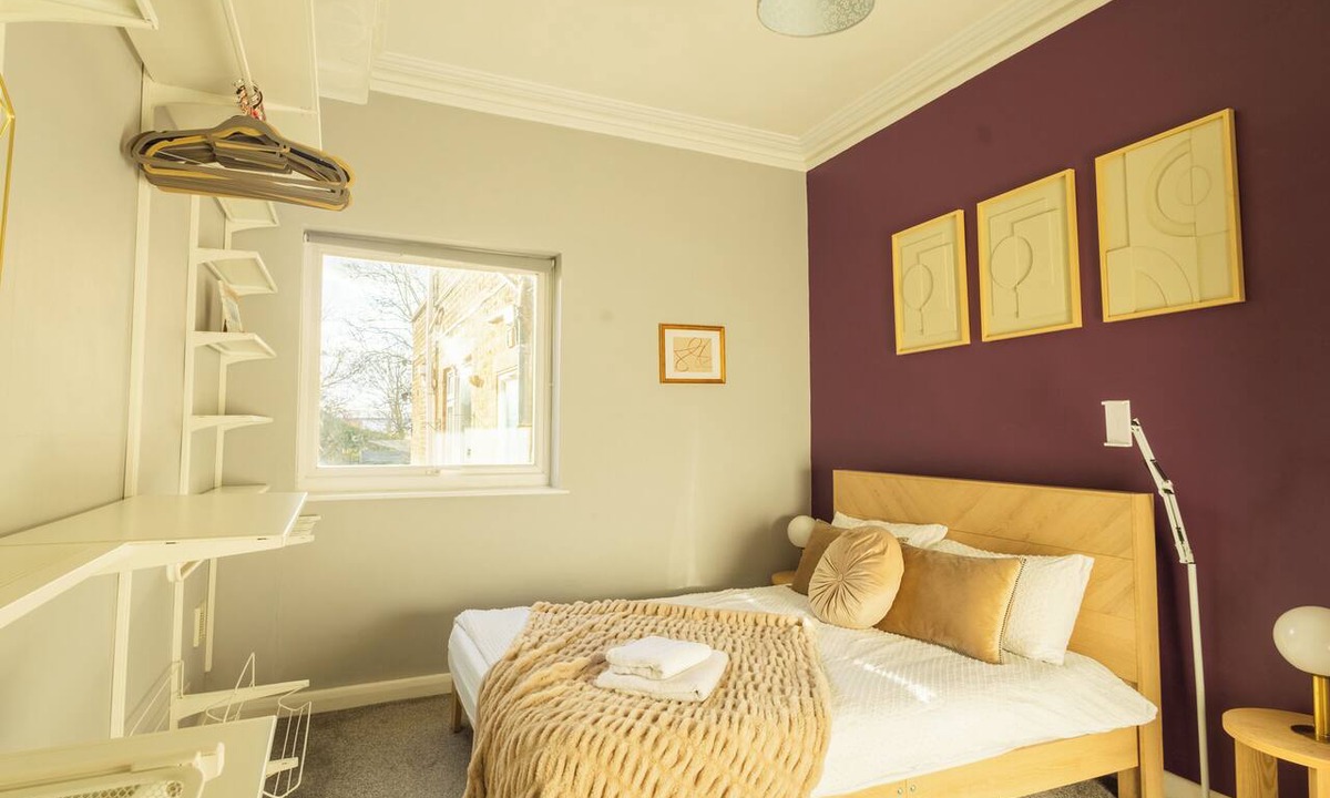 Brooklands Apartment | Convenient 1-Bed Flat Near Queen’s Hospital with High Speed Wifi