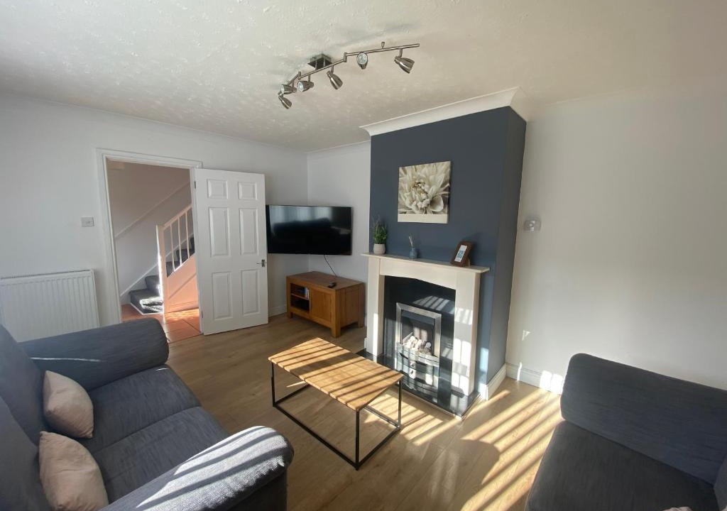 Basingstoke House | Convenient 3 bed home with parking in Basingstoke
