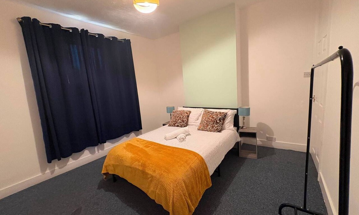 Reading House | Convenient 3-Bed Home near M4, Reading University, Shops and Takeaways