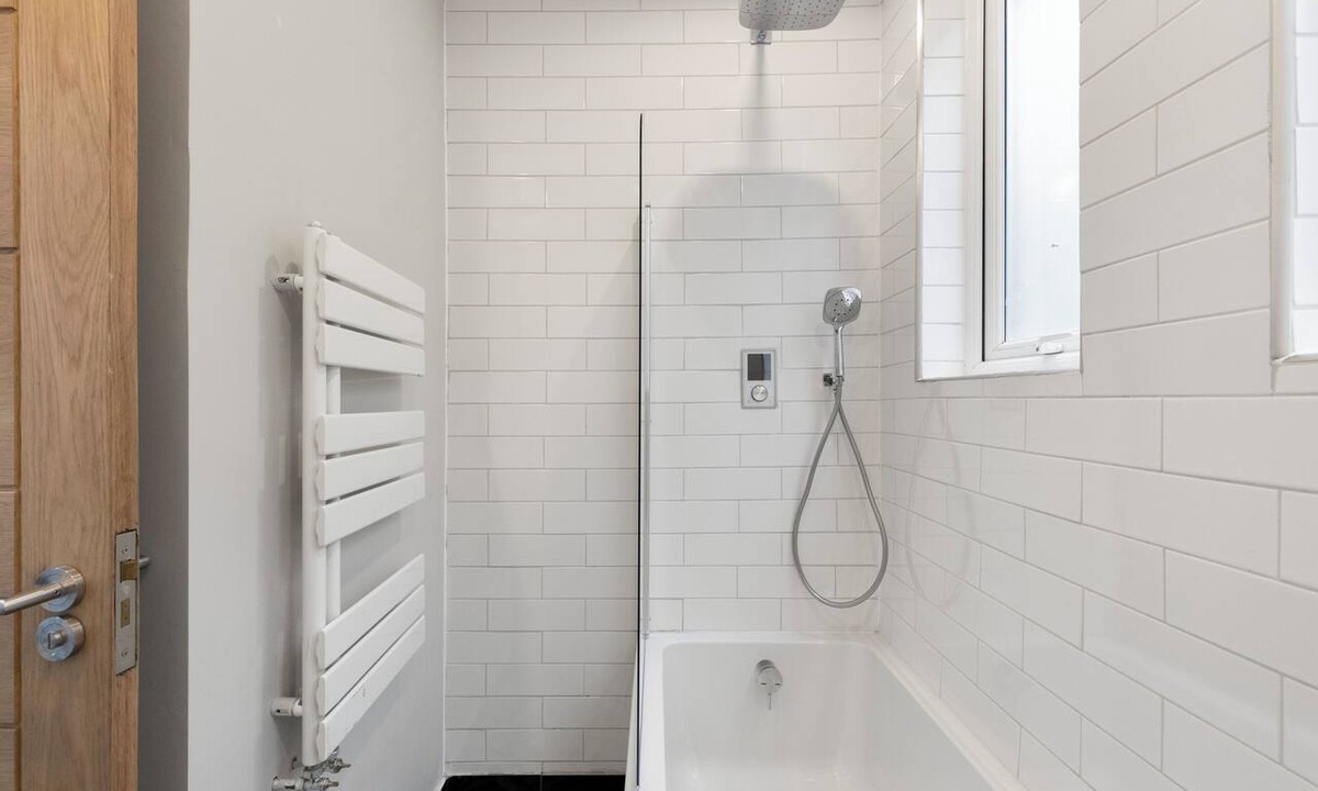 Wandsworth Apartment | Conveniently Situated - Luxuriously Furnished!
