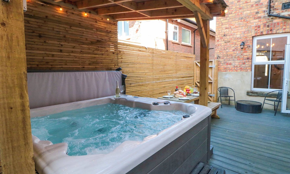 Scarborough House | CORONATION HOUSE, pet friendly, with hot tub in Scarborough