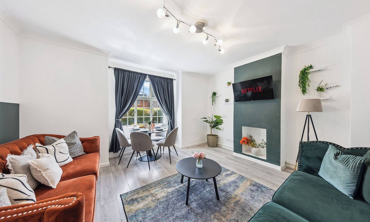 West Putney House | Corporate Relocation & Contractor Teams, Monthly Discounts Garden & Free Parking