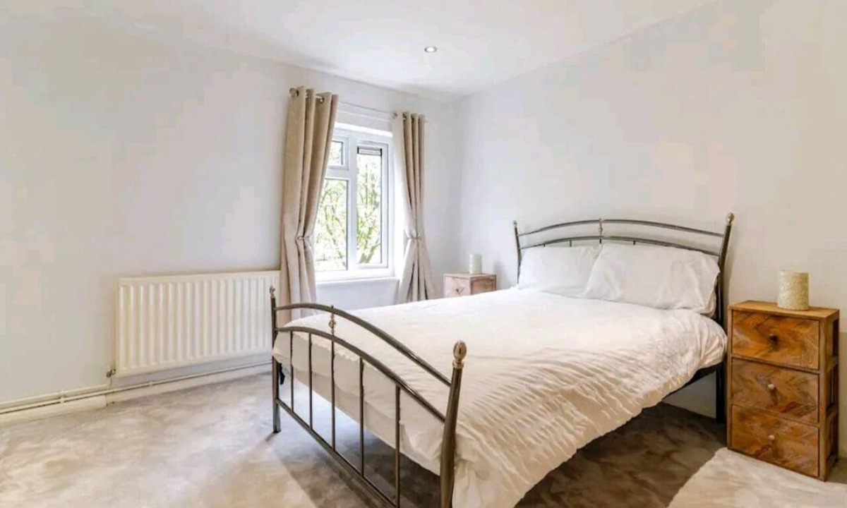 Wolverhampton House | Cosy and spacious home from home, 4 minute walk to city centre plenty parking
