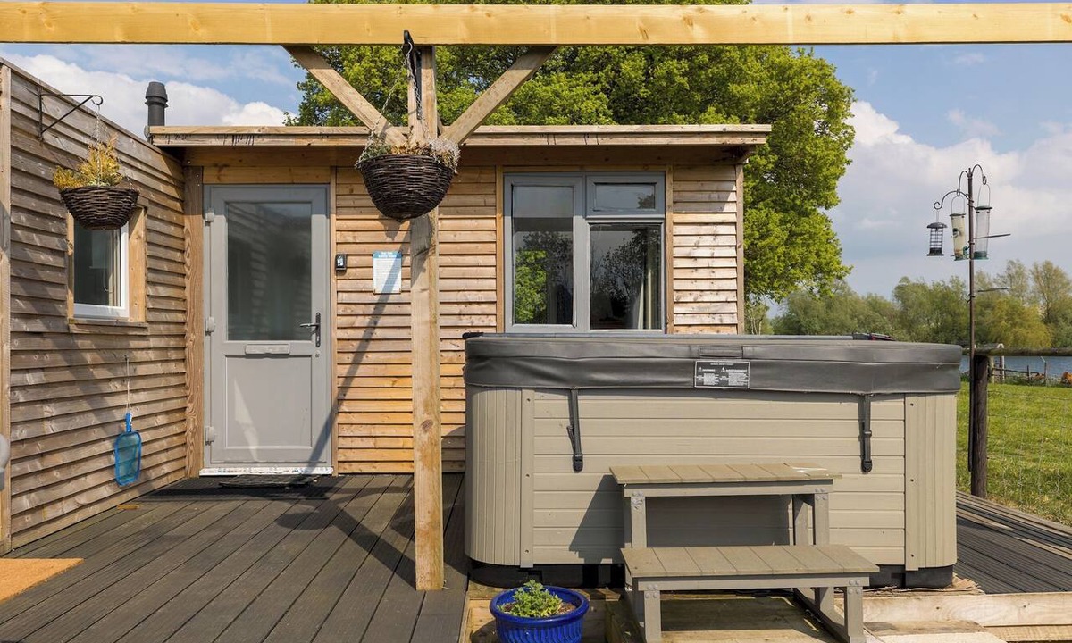 Fairford House | Cosy Cabin with Hot Tub and Lakeview in Cotswolds - Pass the Keys