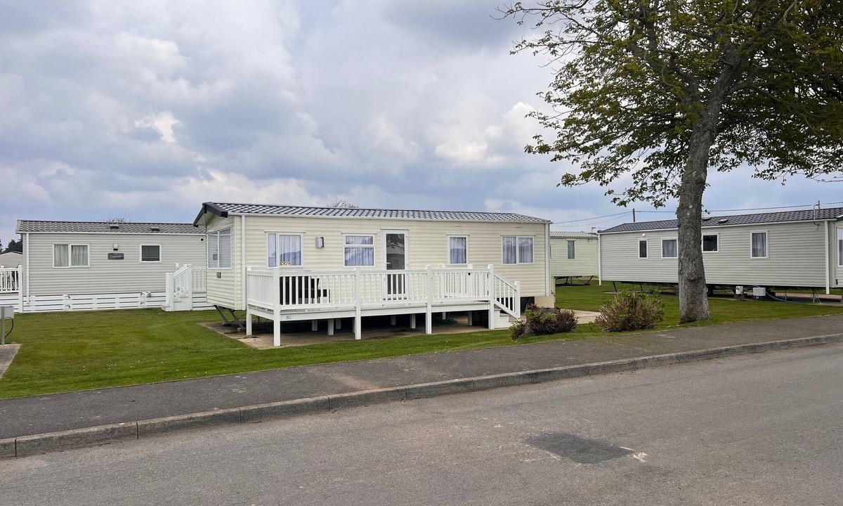 Barton-on-Sea House | Cosy caravan on Hoburn Naish 5 star complex. Leisure pub entertainment on site.
