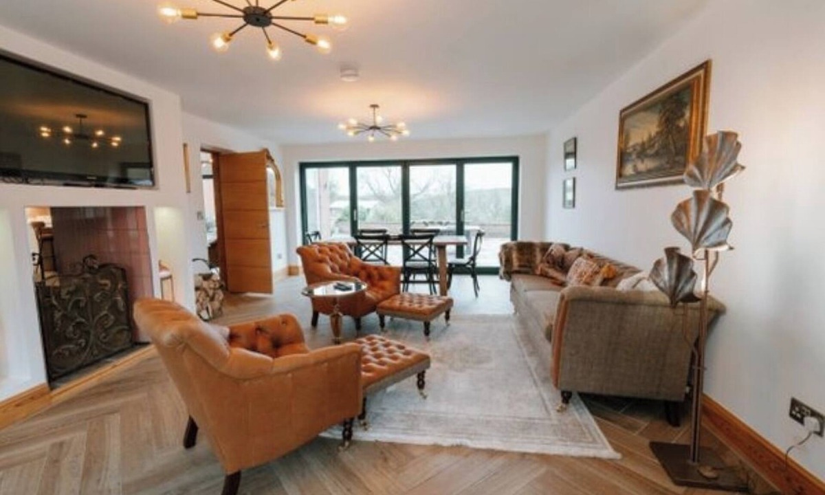 Langtoft House | Cosy Group Cottage, Yorkshire Wolds 4 Bed, Sleeps 10, Swim Spa