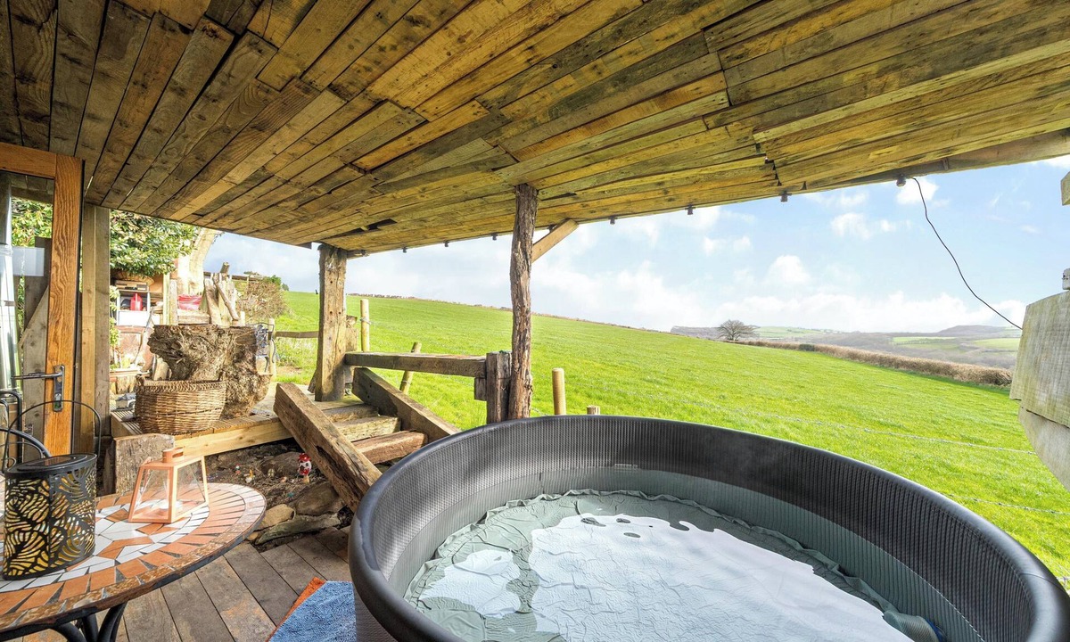 Llanelli Apartment | Cosy Rustic Cabin With hot tub and Country Views