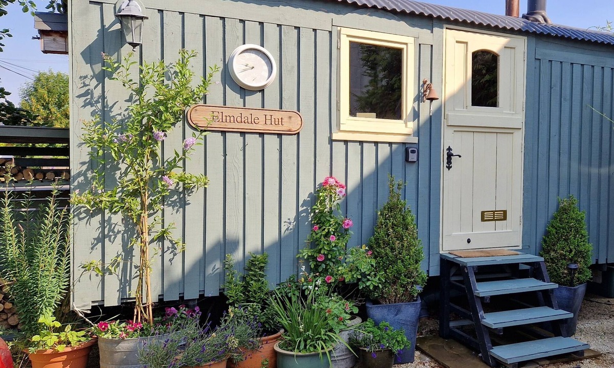 Cleeve Cabin | Cosy Shepherd's Hut perfect for couples in the heart of North Somerset.