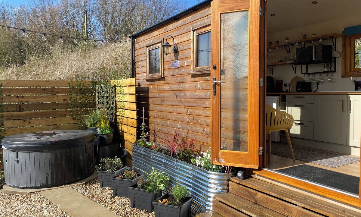 Littlebredy Cabin | Cosy Shepherds Hut for couples/WiFi/Shower/Kitchen/Heating/Hot Tub
