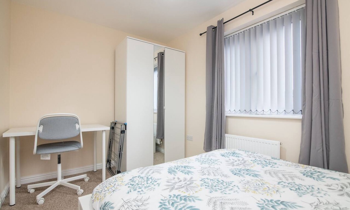 Wolverhampton House | Cosy Two Bedroom House with Driveway Parking and G