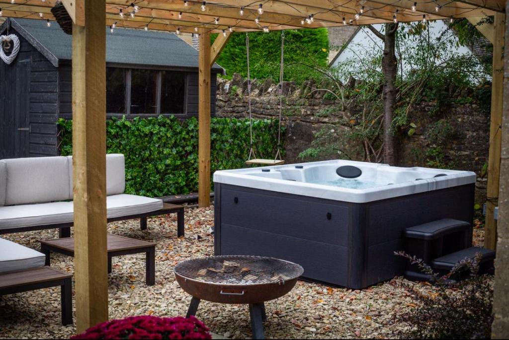 Witney Apartment | Cotswolds Cottage with Hot tub