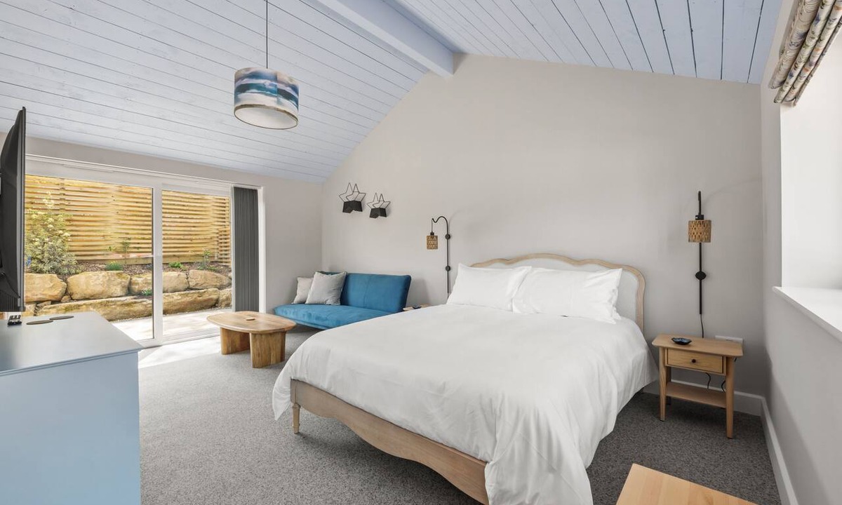 Holworth Apartment | Cottage with wood burner and onsite pub