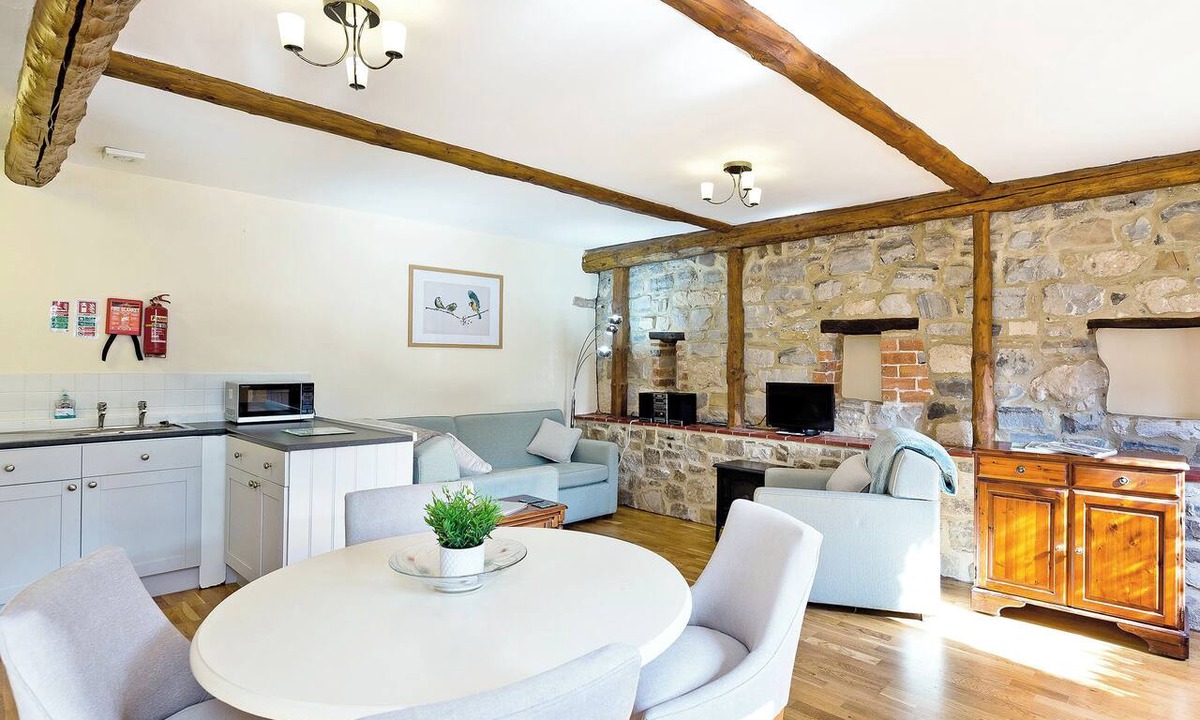 Knockerdown Cottage | Courtyard setting alongside 16 other converted farm buildings.