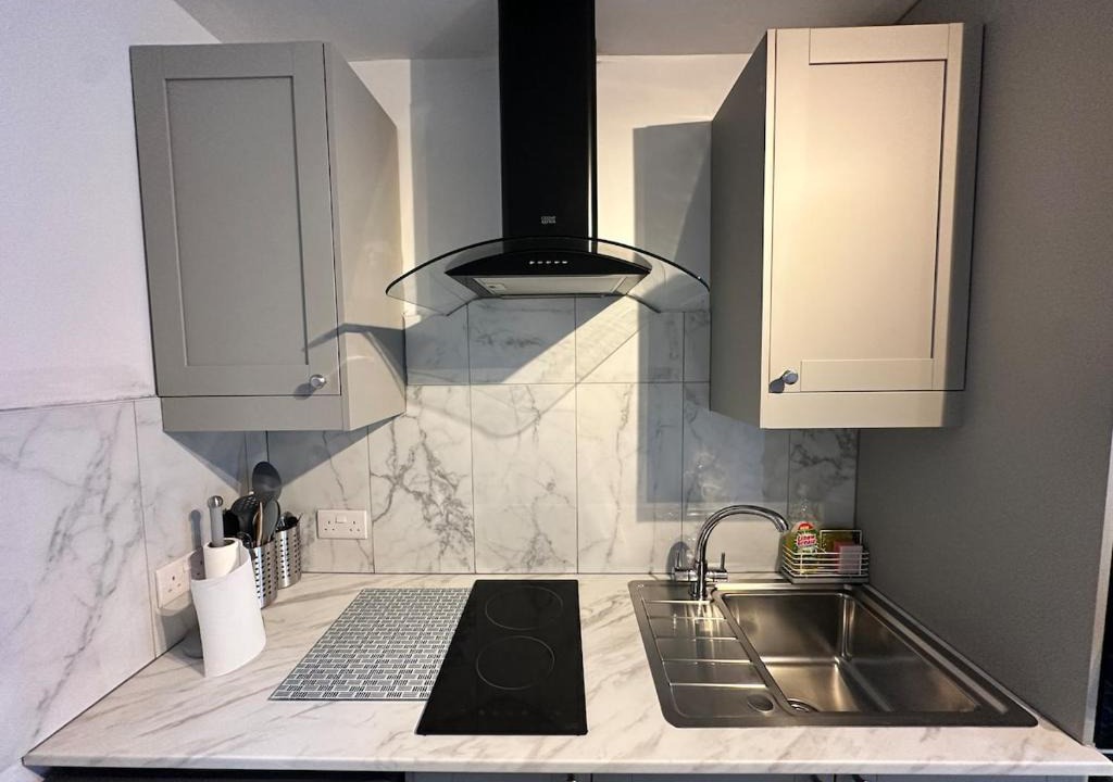 Wolverhampton Apartment | Cozy Studio - Wolverhampton