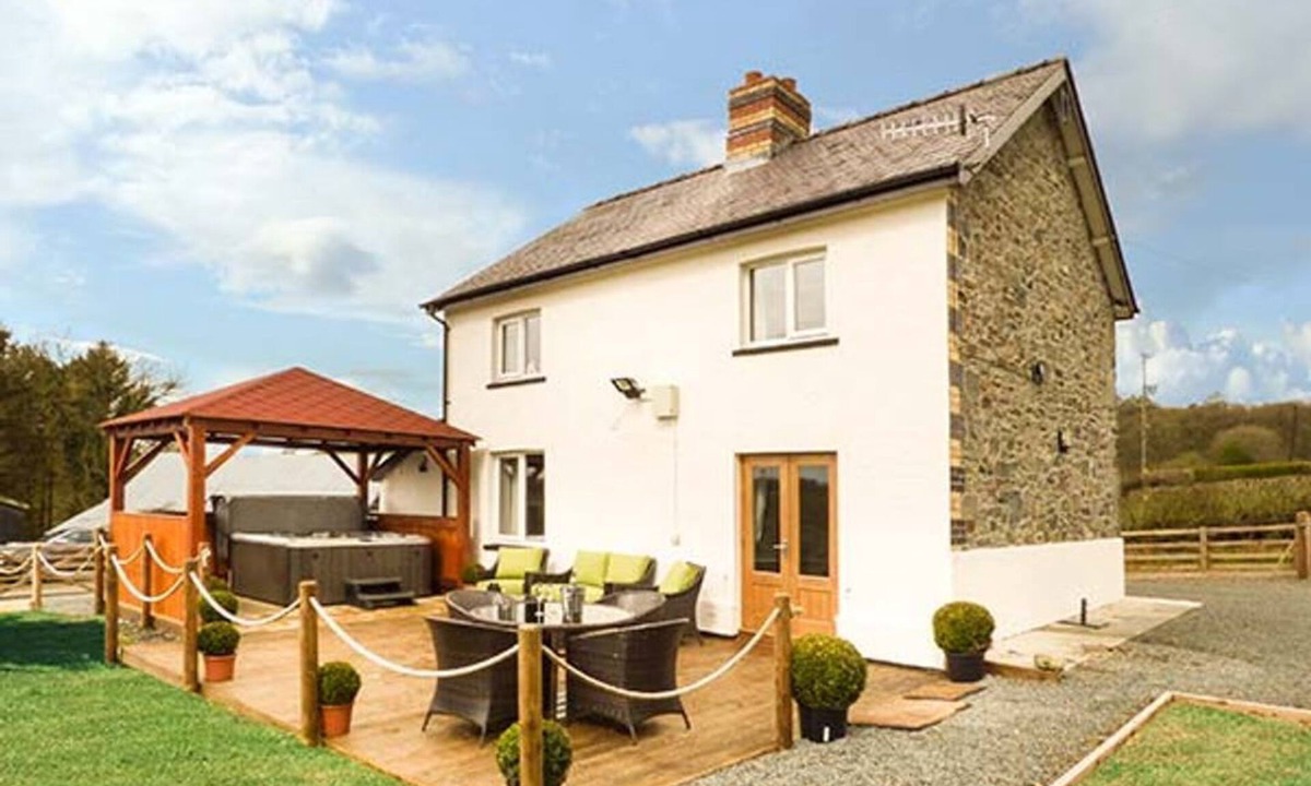 Llandrindod Wells House | Cwmcelyn: Tranquil Retreat in Rhayader