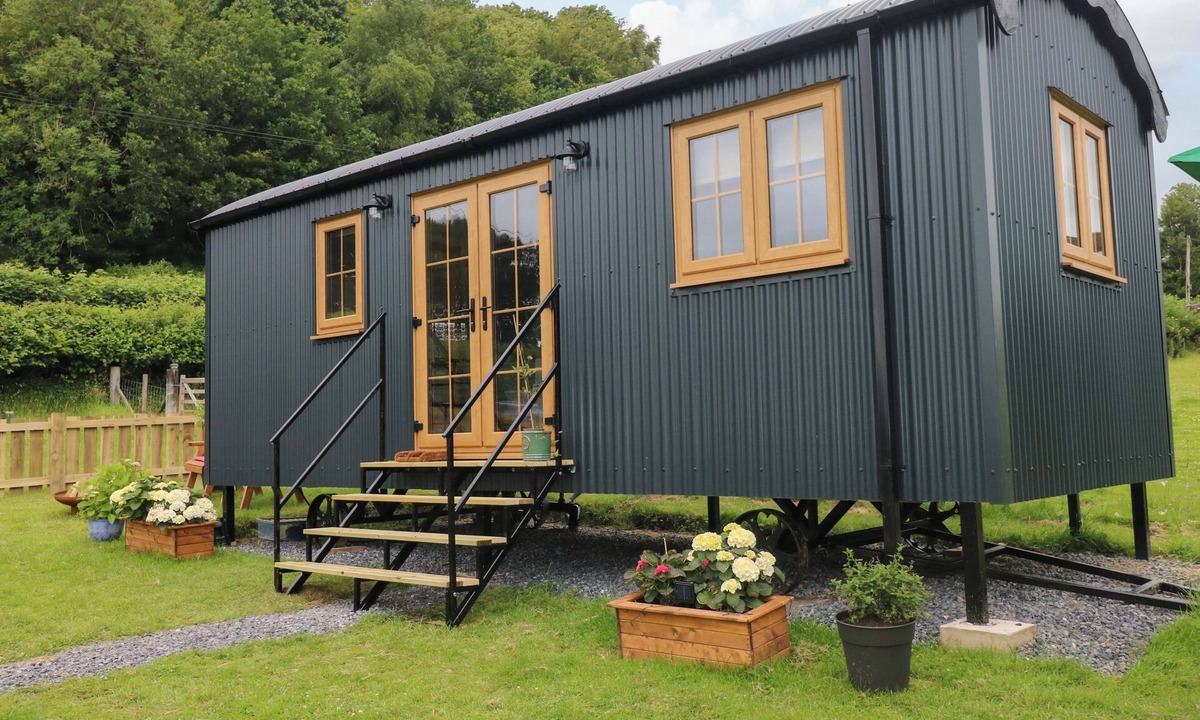 Pentrefelin Cottage | CWTCH Y BUGAIL 1, pet friendly, with a garden in Llandeilo