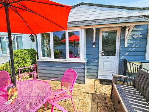 Galmpton Ski Chalet | Dart Haven - cheerful holiday bungalow in Galmpton