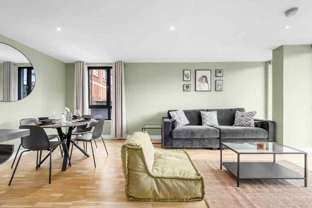 Castlefield Apartment | Deansgate Flat With Free Parking By City SuperHost